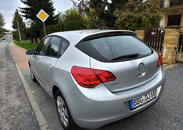 Opel Astra cena 28500 przebieg: 133000, rok produkcji 2010 z Połaniec małe 631